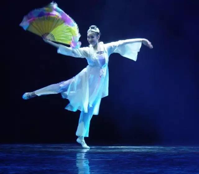 成人舞彩龙的视频,成人舞彩龙视频精彩瞬间回顾