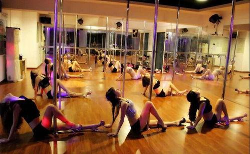 室外早操成人舞蹈视频播放